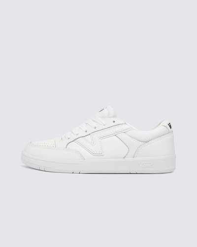 A assinatura lendária em “Flying V” se destaca no tênis com inspiração nos anos 80. O Tênis Lowland Sport True White possui uma silhueta retrô, que remete aos anos 80 da Vans: com perfil slim e uma sola ComfyCush, proporcionando conforto modernizado. Antigamente, esse modelo era utilizado para praticar tênis no início da década de 80, quando a Vans fazia testes com modelos confeccionados especificamente para a prática de esportes. Este modelo de cano baixo mantém a aparência familiar das suas origens, modernizado com uma pitada de empolgação, sem deixar o tradicional logotipo Vans em “Flying V” icônico, em evidência. Para maior conforto no calce, com base nas avaliações de compra dos clientes, recomendamos escolher um tamanho maior que a sua numeração convencional.