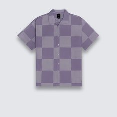 Arrase por onde for com a icônica Camisa Kessler Checkerboard Ss Woven Purple Haze. Uma camisa de algodão com fecho por botões e manga curta. O modelo possui acabamento em xadrez dobby tonal, em padrão geométrico. Traz aplicação de etiqueta Vans® bordada na bainha.