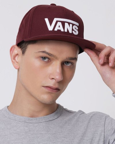 Um acessório marcante que além de te proteger carrega muita personalidade e transmite a cultura street style. Seu visual icônico carrega a identidade Vans na essência. O Boné Drop V Ii Snapback Port Royale traz segurança e conforto para qualquer rotina. Presença forte na cultura do esporte e das ruas, características da tradição Vans, o boné vinho masculino é confeccionado em 80% acrílico e 20% lã e possui seis painéis, de aba curva e traz patch bordado com assinatura tradicional Vans em “Drop V” aplicado na parte frontal. De tamanho único e regulável com fecho de pressão na parte traseira, o modelo é de fácil ajuste.