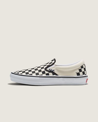 Skate Classics: Ultra resistência no interior para a prática do skate. Completamente redesenhada para o skate moderno, a coleção Skate Classics oferece mais do que os skatistas precisam para permitir evolução máxima. O cabedal de camurça e lona do Tênis Skate Slip-On Black Offwhite com elásticos laterais oferece a aparência icônica que você deseja, trazendo todos os benefícios de desempenho que os skatistas exigem. Das subcamadas reposicionadas Duracap™ e palmilhas Popcush™ ao composto de borracha SickStick™, este tênis slip-on foi desenvolvido para suportar o impacto diário da prática de skate e manter você confortável entre as sessões. O modelo na cor offwhite traz a icônica estampa em checkerboard na biqueira e no calcanhar, com aplicação lateral da nova etiqueta tecida Vans em checkerboard.