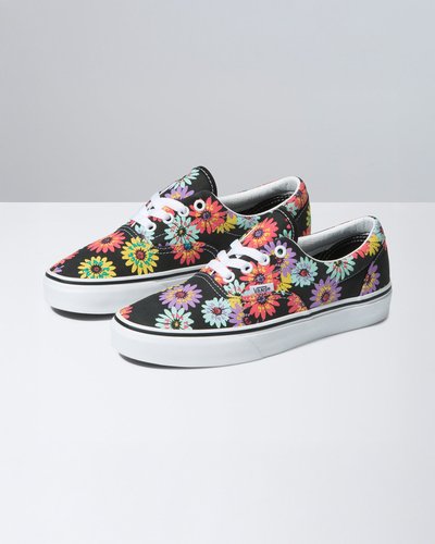 O Vans Era, originalmente chamado de Vans #95, foi trazido à vida em 1976 e popularizado pelos lendários Z-Boys de Santa Monica. Foi o primeiro tênis a incluir o nosso famoso colarinho acolchoado e hoje continua sendo o favorito das pessoas criativas em todo o mundo. Com um cabedal em lona resistente com estampa floral, o Vans Peace Floral Era energiza nossa silhueta atemporal de cano baixo com estilo sem esforço. Além dos colarinhos firmes, este clássico tênis com cadarço vem equipado com ilhós de metal e o solado emborrachado característico da marca em waffle. • Lendário tênis de cano baixo com cadarço da Vans • Cabedais resistentes em lona • Estampa floral • Colarinhos acolchoados firmes • Ilhós de metal • Solado emborrachado característico da marca em waffle