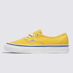 Conhecido originalmente como Style #44 desde o seu lançamento em 1966 na Califórnia, a Vans apresenta o novo tênis da coleção: o Authentic 44 Dx Anaheim Factory Og Yellow. Ele homenageia a Anaheim Factory, a primeira fábrica da Vans. Exaltando toda a atitude “Off The Wall”, o Authentic representa o espírito de rebeldia cultural e criatividade. O modelo é considerado um dos mais tradicionais da Vans, trazendo silhueta original sk8-low em tecido canvas de algodão do tipo lona. Na cor amarela, apresenta costuras duplas em branco que contrastam com o cabedal. Construído com perfil simples de amarração em cadarços, esse clássico carrega toda autenticidade de Vans com cabedal resistente, ilhós em metal e vira lateral de borracha. A original flag é aplicada na lateral do tênis e a nova heeltab emborrachada Vans “Off The Wall”, no calcanhar. Traz solado de borracha vulcanizada em formato Waffle, com função antiderrapante, proporcionando maior aderência a cada passo. Carregue atitude no seu visual ao calçar o seu clássico Vans.Aproveite a Vans Black Friday e adquira já seu novo produto Off The Wall