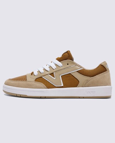 A assinatura lendária em “Flying V” se destaca no tênis com inspiração nos anos 80. O Tênis Lowland New Varsity Pale Khaki possui uma silhueta retrô, que remete aos anos 80 da Vans: com perfil slim e uma sola ComfyCush, proporcionando conforto modernizado. Antigamente, esse modelo era utilizado para praticar tênis no início da década de 80, quando a Vans fazia testes com modelos confeccionados especificamente para a prática de esportes. Este modelo de cano baixo mantém a aparência familiar das suas origens, modernizado com uma pitada de empolgação, sem deixar o tradicional logotipo Vans em “Flying V” icônico, em evidência. Para maior conforto no calce, com base nas avaliações de compra dos clientes, recomendamos escolher um tamanho maior que a sua numeração convencional.