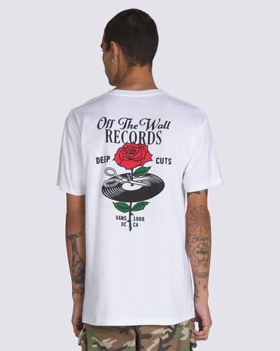O estilo “Off The Wall” é referência nas artes, na cultura de rua e nos esportes de ação. A Camiseta Deep Cut Ss White de manga curta é urbana e compõe o visual com inspiração no street style. Confeccionada em tecido 100% algodão e de gola redonda, a camiseta apresenta uma estampa nas costas com a icônica rosa sendo recortada por uma tesoura, dentro de um disco de vinil - um clássico da Vans. Já na parte frontal, apresenta a assinatura Vans® “Off The Wall” na altura do peito, no lado esquerdo, com ambas estampas em silk à base d’água. Com modelagem clássica, a peça fica mais soltinha no corpo. Para uso em momentos de lazer e na prática de esportes de ação, ela proporciona conforto e veste fácil.