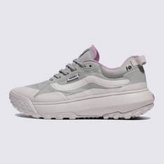 “You are Made for the Elements”. Estes são os seus Vans. O Tênis Crosspath Mte Purple possui inspiração na família UltraRange, criando a mistura perfeita de estilo e funcionalidade para aventuras urbanas e ao ar livre. Extremamente versátil e infundido com conforto, o tênis apresenta uma silhueta de cano baixo repelente à água. Apresenta uma entressola de EVA de base biológica projetada para amortecimento máximo emparelhado com uma sola All-Trac atualizada projetada para melhorar a tração em qualquer terreno. Pronta para tudo - ela oferece o equilíbrio perfeito entre amortecimento e suporte, não importa onde a trilha te leve. Com o logotipo Vans Checkerboard Globe, este produto é feito de pelo menos 30% de um ou uma combinação de materiais reciclados, renováveis ??e/ou regenerativos.Para saber mais sobre a Vans e sua jornada em direção a materiais sustentáveis, acesse www.vans.com.br/sustentabilidade.
