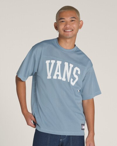 Honrando as tradições da herança da Vans® com um estilo esportivo e muito descolado. A Camiseta Vans Arched Football Jersey SS Citadel de manga curta, com listras de fios tingidos em toda a peça para um look atemporal. O modelo apresenta a estampa icônica em checkerboard por toda a peça, com assinatura Vans centralizada na altura do peito, em silk à base d’água e aplicação de etiqueta tecida Vans na parte inferior da peça.