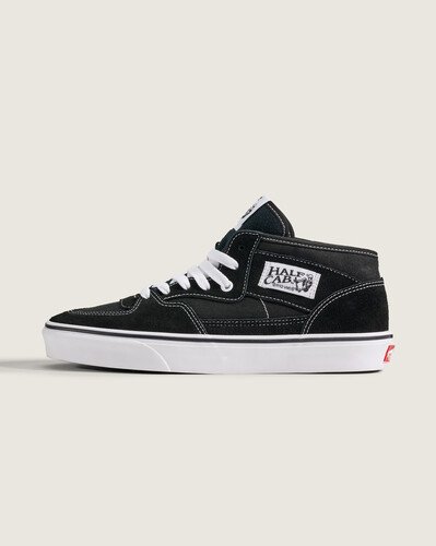 O Tênis Half Cab Decon Classic Tumble Black True White evoca o legado da Vans e do Half Cab, criado por Steve Caballero em 1992 com cano médio. Confeccionado em couro com construção vulcanizada, traz estrutura resistente, suporte confiável e flexibilidade na sola. Design autêntico que privilegia conforto e controle, mantendo a atitude descontraída e criativa que fez do modelo um clássico entre praticantes e entusiastas.