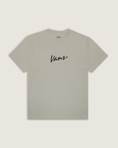 A Camiseta Manga Curta Classic Script  Drizzle traz o logo VANS em escrita clássica sobre construção em malha KNIT. Confeccionada com base em algodão, oferece toque macio, conforto e caimento natural. A construção limpa privilegia mobilidade e flexibilidade, resultando em um modelo essencial e atemporal que remete ao legado descontraído da VANS.
