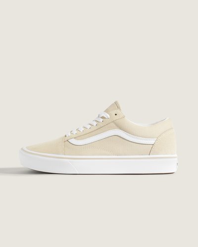 Estação’77: Sinta algo novo. O Old Skool foi o primeiro design de calçado a apresentar a famosa Sidestripe da Vans, embora, na época, fosse apenas um rabisco aleatório desenhado pelo fundador Paul Van Doren. Desde o seu lançamento em 1977, esta silhueta de cano baixo se consolidou como um ícone no skate, na música e na moda. De skatistas de rua e punks dos anos 90 a lendas do hip hop e da moda atuais, o Tênis Old Skool Comfycush French Oak White tem sido consistentemente o tênis preferido dos criativos que fazem as coisas do seu próprio jeito.