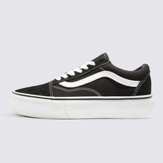 Em 1977, o tênis Old Skool, originalmente nomeado de Vans #36 foi lançado sendo o primeiro a conter a icônica sidestripe na lateral. O que começou como um rabisco de Paul Van Doren, originalmente chamado de “Jazz Stripe”, se tornou um dos ícones da marca Vans. O Tênis Old Skool Plataforma Black White une esse clássico tênis de skate da Vans que possui um cabedal de lona e camurça resistente na cor preta. Apresenta biqueiras reforçadas para suportar o desgaste por repetição, cano acolchoado para dar suporte e flexibilidade e a original sola plataforma emborrachada em waffle exclusiva Vans.
