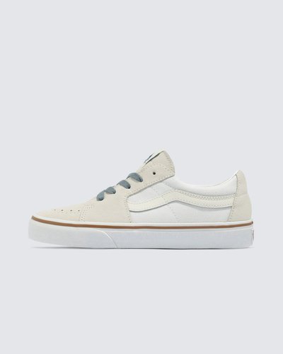 O Sk8-Low, uma versão do lendário tênis de cano alto da Vans, é produzido com uma variedade de cores clássicas, trazendo a estética Sk8-Hi® em um tênis de cano baixo. Com cabedal durável de lona e camurça resistentes, o Tênis Sk8-Low Twill Marshmallow possui a contraparte mais alta. O tênis com sidestripe lendária com fecho em cadarços também inclui biqueiras reforçadas, colarinhos acolchoados de suporte e sola de borracha waffle exclusiva Vans.