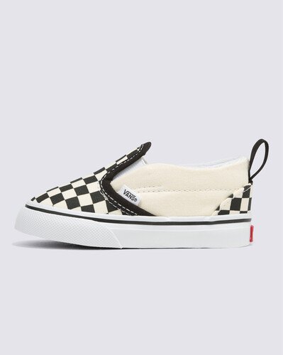O Tênis Slip-On V Infantil Black White recria o Classic Slip-On Vans com os pequenos em mente. Ao adicionar elásticos laterais de velcro e puxadores no calcanhar a este estilo icônico sem cadarços, ele possui melhor ajuste para os pés dos pequenos e também facilita o calce. Com cabedal discreto de lona com estampa em checkerboard exclusiva, o tênis também apresenta colarinhos acolchoados de suporte, detalhes elásticos nas laterais e sola de borracha waffle exclusiva Vans.