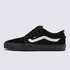 Um tênis inspirado na tradição e que carrega a essência “Off The Wall” da Vans, pronto para o skate. O Tênis Skate Chukka Low Sidestripe Chukka Low Black White foi projetado pela equipe de skate da Vans com inspiração nos modelos icônicos como o Authentic e o Chukka Boot, trazendo uma nova estética. Apresentando a icônica sidestripe, a silhueta de cano baixo combina materiais clássicos, como camurça resistente e lona de 280g, com as solas waffle originais da Vans, produzidas com uma borracha que oferece maior aderência e suporte. As palmilhas PopCush™ com retorno de energia foram adicionadas para amortecimento superior e proteção contra impactos, ajudando a reduzir o cansaço das pernas em sessões de skate mais longas.
Características do produto: 
• Amortecimento PopCush: o melhor amortecimento e proteção contra impactos. As palmilhas PopCusch™ com retorno de energia protegem seus pés enquanto ajudam a reduzir o cansaço das pernas em sessões de skate mais longas; 
• Aderência clássica da borracha de goma: antes de mais nada, foi o composto de borracha de goma Van Doren™, produzido a partir de uma borracha que oferece aderência e suporte, que atraiu os skatistas para a Vans. Esta é a sola do skate; 
• Sensação de prancha, flexibilidade e aderência máximas: uma versão mais leve da construção icônica, o Pro Vulc Lite apresenta vulcanização de parede alta com revestimento único, além de amortecimento drop-in.