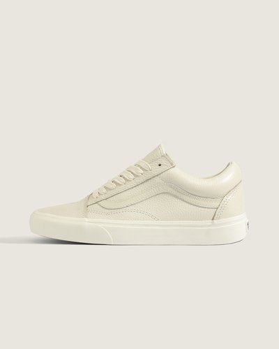 Em 1977, o Tênis Old Skool couro Turtledove foi lançado sendo o primeiro a conter a icônica sidestripe, um rabisco de Paul Van Doren que ajudou a moldar o legado da Vans. Este modelo traz cabedal em couro com construção vulcanizada, entressola acolchoada e sola com padrão waffle, entregando suporte, flexibilidade e conforto. Acabamentos clássicos reforçam o caráter autêntico do modelo