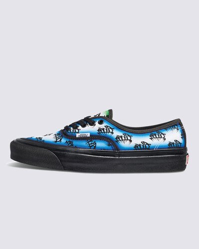 A Vans celebra o pioneiro criativo e lenda do skate Tony Alva com uma coleção de calçados e roupas.

Não há ninguém mais autêntico e verdadeiro consigo mesmo do que Tony Alva. Como um dos primeiros viajantes criativos da Vans, ele se tornou a inspiração para as gerações futuras progredirem em sua jornada para encontrar seu verdadeiro eu. Com o Alva Skates Authentic 44 DX, revisitamos a herança de Tony com a Vans para inspirar todos os pensadores criativos a canalizar seu Tony Alva interior e ser assumidamente autêntico.

• Coleção Vans x Alva Skates
• Parte superior têxtil de inspiração vintage
• Impressão Allover Alva e design retocado
• palmilhas Ortholite®
• Fita foxing com alto brilho
• Cadarços de algodão
• Solado waffle de borracha exclusivo
• 4 linhas de renda de ilhós de metal para tamanhos 3,5-6
• 5 linhas de renda de ilhós de metal para tamanhos de 6,5 e acima.Aproveite a Vans Black Friday e adquira já seu novo produto Off The Wall