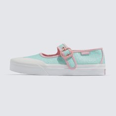 Uma silhueta clássica do icônico Mary Jane. Aproveitando a nostalgia retrô e uma interpretação lúdica da feminilidade, o Tênis Mary Jane  Pastel Glitter Multi Infantil pega essa silhueta atemporal e a eleva ainda mais. Combinando uma fivela de tira simples com uma biqueira de borracha, o tênis apresenta cabedal em camurça, com uma sola de borracha waffle exclusiva Vans. O modelo traz a mistura perfeita do casual com o elegante, ideal para qualquer ocasião.