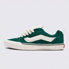 Com inspiração no estilo “volumoso” típico dos anos 90, o Knu Skool é a interpretação contemporânea do estilo clássico de uma década que representa o cenário do skate. Caracterizado por sua lingueta volumosa e Sidestripe Vans moldada em 3D, o Tênis Knu Skool Pig Suede Green traz o acabamento marcado por cadarços oversized e robustos. Apresenta heeltab do skate tradicional com inscrição Vans em “Drop V” e “Off The Wall” aplicada no calcanhar, com etiqueta tecida “Vans Off The Wall” aplicada na lingueta. Com perfil marcante e detalhes em estilo dramático dos anos 90, esse tênis lendário brinca com o original Old Skool, reverenciando um ícone do passado com as tendências do presente.