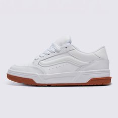 O Hylane é um sapato inspirado no skate dos anos 2000 que reinterpreta nossa silhueta Upland de 1999. Acenos ao passado coexistem ao lado de detalhes de design elevados, como a Sidestripe em alto relevo e logotipos bordados, enquanto a postura robusta e a língua fofa do skate proporcionam uma aparência e sensação retrô. Finalizado com uma construção de sola de copa e uma textura exclusiva em forma de V entrelaçada, o Hylane transforma uma estética old school em um item essencial do guarda-roupa atual.