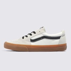 O revolucionário Sk8-Hi transformado em um tênis de cano baixo atemporal. Uma versão adaptada do lendário tênis de cano alto, o Tênis Sk8-Low Gum Blanc De Blanc traz a estética familiar da sidestripe contrastante, com uma proposta totalmente nova na maneira de vestir esta silhueta icônica. Além dos cabedais clássicos de lona e camurça que imitam a contraparte mais alta, o tênis de cano baixo é fácil de usar e traz à tona todos os detalhes que preservam a essência do original.