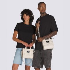 A Bolsa Oatmeal é pequena, mas poderosa, no estilo exclusivo da Vans®. Com um fecho de zíper seguro, o modelo possui uma alça de ombro removível e ajustável. A mini bolsa exibe a icônica estampa em checkerboard por toda a peça.