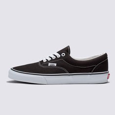 O tênis Vans Era foi o primeiro modelo projetado para skatistas e pensado por skatistas. Introduzido em 1976 e originalmente chamado Vans #95, o Vans Era tornou-se popular pelos lendários Z-Boys e continua sendo o tênis de escolha para skatistas, surfistas e pessoas criativas em todo o mundo. O Tênis Era Black possui cabedal de lona resistente na cor preta, viras laterais de borracha na cor branca com biqueiras reforçadas para suportar o desgaste por repetição, ilhós de metal, colarinho acolchoado para dar apoio e flexibilidade e a original sola Waffle de borracha exclusiva Vans.