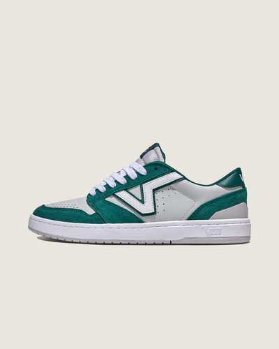 Conforto elevado encontra estilo atemporal

O Lowland 2.0 pega tudo o que é amado no Lowland e desenvolve-o, oferecendo uma nova mistura da herança inspirada no esporte e da inovação moderna da Vans. Com um ajuste atualizado para maior conforto e uma sola de borracha durável que substitui a tecnologia ComfyCush, ele foi construído para uso duradouro sem comprometer o estilo. Perfeito para quem valoriza versatilidade e autenticidade.