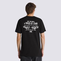 Aprimore seu estilo com a Camiseta Vans Motors Ss Warm Weather Black. Uma camiseta de corte clássico, manga curta e gola redonda, feita de algodão respirável. O modelo apresenta uma estampa frontal e nas costas com carros e assinatura Vans “Off The Wall”.