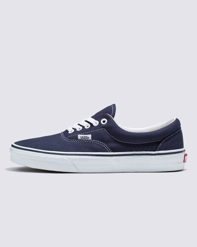 O Vans Era, originalmente chamado de Vans #95, ganhou vida em 1976 e foi popularizado pelos lendários Z-Boys de Santa Monica. Foi o primeiro calçado a exibir nosso famoso colarinho acolchoado, mudando completamente o jogo em termos de conforto, e continua sendo o favorito de pessoas criativas no mundo todo. 

Com cabedal de lona resistente em uma variedade de cores tradicionais, o Era energiza nossa silhueta de cano baixo atemporal com estilo e sem esforço. Além do colarinho de suporte, este calçado clássico com cadarço foi produzido com ilhós de metal e sola de borracha waffle exclusiva.

• Tênis de cano baixo e cadarço lendário da Vans 
• Cabedal resistente de lona
• Colarinhos acolchoados de suporte
• Ilhós de metal
• Sola de borracha waffle exclusiva.Aproveite a Black Friday Vans e adquira já seu novo produto Off The Wall