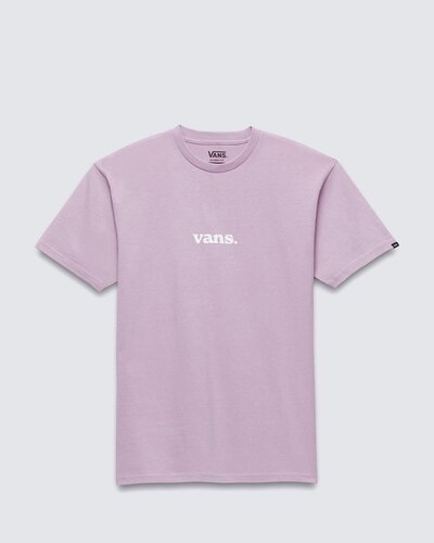 Tradição e originalidade estão presentes na cultura da Vans desde 1966. A personalidade e estilo inconfundível se destacam em todos os seus clássicos. A Camiseta Lower Corecase SS Lavender Mist White de manga curta é confeccionada em tecido de algodão, com corte clássico. O modelo possui estampa frontal com assinatura Vans, centralizada na altura do peito, em silk à base d’água.