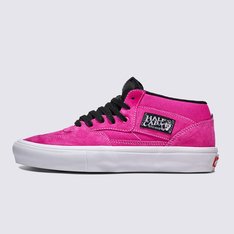 Husa. 1992, andando de skate do seu jeito

O Half Cab surgiu nos anos 90, quando os skatistas reduziram o cano alto do Full Cab para melhorar a mobilidade do tornozelo – um ousado movimento DIY que personificava o espírito rebelde do skate. A versão Skate moderniza esta silhueta icónica com durabilidade e características de desempenho melhoradas, honrando as suas raízes rebeldes e ao mesmo tempo apoiando os skaters que ultrapassam os limites nas ruas de hoje.