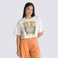 Sua personalidade em destaque, independente da ocasião. Para combinar com todos os seus clássicos, a Camiseta First Team Relax Crop SS Marshmallow carrega atitude e traz o toque de criatividade que você procura para agregar ao seu estilo. Casual, confortável e com o estilo clássico da Vans, a camiseta feminina de manga curta, apresenta modelagem com corte descontraído - de silhueta mais curta e oversized - seu caimento é largo e desestruturado, estilo “boyfriend”. Na cor nude, é confeccionada em algodão com estampa frontal em silk à base d’água, trazendo estampa com referência atlética, com assinatura Vans®  colorida e estilosa. Autenticidade em todas as suas composições.