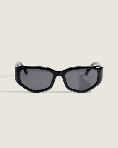O Óculos Leyden Black apresenta formato geométrico e traz a estética VANS, com armação em policarbonato e lentes em policarbonato, proteção UV 400. A conjugação de materiais garante resistência e praticidade, enquanto o formato geométrico reforça a expressão característica da marca. Detalhes discretos remetem ao legado VANS e à expressão criativa da marca.