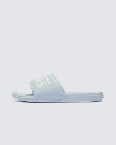 Deslize no conforto com o Chinelo Slide-On La Costa Slide On Light Blue. Com inspiração no solado vulcanizado dos clássicos Vans, o chinelo slide-on apresenta silhueta com uma tira larga em nobuck sintético lilás com assinatura Vans em “Drop V”. Com forro de borracha macia e tecido elástico, o modelo possui palmilhas UltraCush super macias que incluem suporte de arco embutido e as solas waffle UltraCush™ Lite injetadas com leveza, flexibilidade e durabilidade. Esse modelo vai te acompanhar na correria de um dia inteiro. O logo “Vans Off The Wall” é aplicado na heeltab do calcanhar.
Características do produto: 
• Inspirado nas solas vulcanizadas clássicas da Vans; 
• Tiras de nobuck sintético com estampa icônica Vans em “Drop V”; 
• Borracha macia e forro de tecido elástico para conforto; 
• Sola waffle UltraCush Lite injetada leve, flexível e durável; 
• Produzido com tintas e colas à base de água.