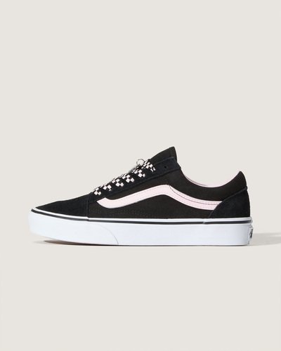 Sinta algo novo. O Old Skool foi o primeiro design de calçado a apresentar a famosa Sidestripe da Vans - embora, na época, fosse apenas um rabisco aleatório desenhado pelo fundador Paul Van Doren. Desde o seu lançamento em 1977, esta silhueta de cano baixo se consolidou como um ícone no skate, na música e na moda. De skatistas de rua e punks dos anos 90 a lendas do hip hop e da moda atuais, o Old Skool tem sido consistentemente o tênis preferido de criativos que fazem as coisas do seu próprio jeito. O Tênis Old Skool Bridge Black White apresenta cadarços com estampa icônica em checkerboard, com pingente de metal no formato de estrela.