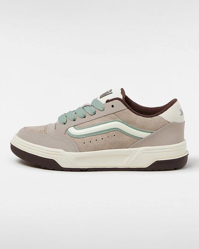O Tênis Hylane Atmosphere é um tênis inspirado no skate Y2K que reinterpreta a silhueta do Upland, lançado pela Vans em 1999. Passado e presente se cruzam nos detalhes de design elevados, como a faixa lateral brilhante em 3D e os logotipos bordados - enquanto a postura robusta e a língua de skate fofa proporcionam uma aparência retrô. Terminado com uma construção robusta da entressola e uma textura em V entrelaçada exclusiva, o Hylane transforma a estética com inspiração no Old Skool, em um item essencial do guarda-roupa atual.