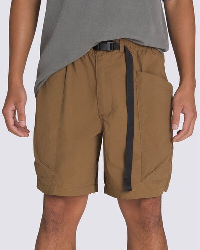 Conforto e versatilidade é o que a bermuda masculina Vans proporciona. Preocupe-se apenas em estar em busca da onda perfeita ou curtir um dia relaxado, seja na praia, na piscina ou em uma aventura ao ar livre. A Bermuda Mte Trek Guide Short Ultrarange 2.0 Sepia é confeccionada em poliéster reciclado. Em tecido plano que seca rapidamente, o modelo traz cós elástico, bolsos abertos na parte frontal e bolsos laterais com fecho por aba. O modelo traz bolso traseiro e cinto de correia ajustável integrado, com aplicação de etiqueta com detalhe em checkerboard aplicada no bolso lateral.