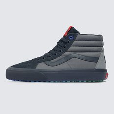 Existem Vans e existem Vans H&B. O Tênis Sk8-Hi Hedley & Bennett Gradient Charcoal foi inspirado na coleção “Made for the Makers” da Vans, projetado com a alma e a sola H&B. Com partes superiores de lona tratada que repelem líquidos e sujeira, e palmilhas H&B UltraCush personalizadas, estes tênis são feitos para enfrentar tudo. Mantendo o espírito “Off The Wall”, a  nova coleção personalizada Vans x H&B é feita para o go go go… oferece mais do que os skatistas precisam para permitir evolução máxima. O cabedal de camurça e lona traz  a aparência icônica que você deseja, com todos os benefícios de desempenho que os skatistas exigem. Traz assinatura “&” carimbada na parte traseira do cano e solado colorido.