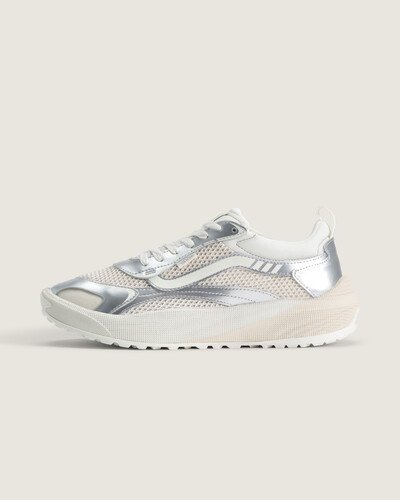 Uma nova adição à família Vans, o UltraRange Rapidweld nasceu para oferecer versatilidade e conforto em longas jornadas. O Tênis Ultrarange Neo 2.0 Metallic Marshmallow Silver apresenta cabedal em couro com montagem cold cement, estrutura pensada para suporte e flexibilidade e construção que privilegia resistência. Texturas e acabamento reforçam a sensação de robustez, enquanto o design mantém expressão autêntica e descontraída.