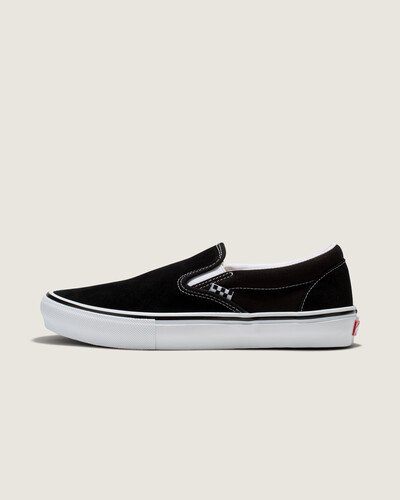 Skate Classics: Ultra resistência no interior para a prática do skate. Completamente redesenhada para o skate moderno, a coleção Skate Classics oferece mais do que os skatistas precisam para permitir evolução máxima. O cabedal de camurça e lona do Tênis Skate Slip-On Black White com elásticos laterais oferece a aparência icônica que você deseja, trazendo todos os benefícios de desempenho que os skatistas exigem. Das subcamadas reposicionadas Duracap™ e palmilhas Popcush™ ao composto de borracha SickStick™, este tênis slip-on foi desenvolvido para suportar o impacto diário da prática de skate e manter você confortável entre as sessões. O modelo na cor preta traz aplicação lateral da nova etiqueta tecida Vans em checkerboard.