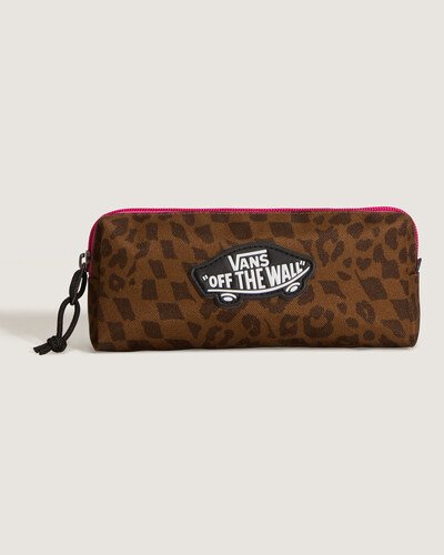 Leve um estilo “Off The Wall” para a sala de aula com o Bolsa Otw Pencil Pouch Boys Estojo Dachshund Infantil Animal. Confeccionado em tecido 100% poliéster, o estojo possui fechamento por zíper com puxador em atacador, com detalhe em nó estiloso. O modelo acomoda lápis, canetas, demais itens escolares e de escritório. Com estampa icônica em animal print, o estojo organizador traz aplicação de patch bordado, com assinatura Vans em “Drop V” no clássico skate "Off The Wall”.