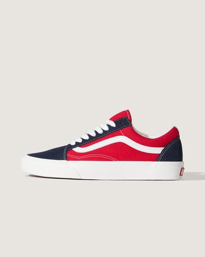 O Old Skool foi o primeiro design de calçado a apresentar a famosa Vans Sidestripe, embora, na época, fosse apenas um rabisco aleatório desenhado pelo fundador Paul Van Doren. Desde o seu lançamento em 1977, este modelo de cano baixo se consolidou como um ícone no cenário do skate, da música e da moda. De skatistas de rua e punks dos anos 90 a lendas do hip hop e da moda atuais, o Tênis Old Skool Frayed 2-tone Navy Red tem sido consistentemente o tênis preferido dos criativos que fazem as coisas do seu jeito.