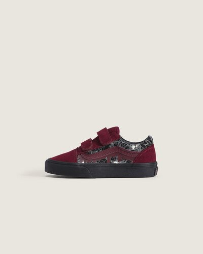 O Tênis Old Skool Halloween Glow In The Shadows Black Multi Infantil homenageia a icônica sidestripe Vans, substituindo os cadarços tradicionais por fechos duplos de velcro. Com cabedal construído em camurça e lona com detalhe floral bordado, este modelo de cano baixo mantém as origens do clássico Old Skool, proporcionando um ajuste fácil e seguro que mantém o conforto dos pequenos o dia todo.