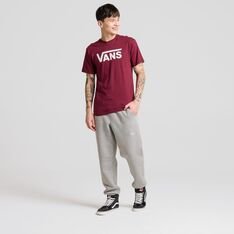 Conforto e estilo para todos os momentos. A Calça Core Basic Cement Heather é confeccionada em algodão e poliéster. O modelo clássico Vans de cintura média apresenta cós elástico com ajuste em cordão. Traz bolsos frontais estilo faca e aplicação de patch bordado com assinatura Vans em “Drop V” na altura da coxa esquerda. Com bolso traseiro, o modelo possui comprimento mais longo, com shape solto, caimento reto e acabamento canelado. Para curtir e relaxar no estilo “Off The Wall”.