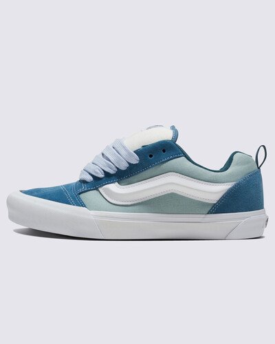 Um estilo “volumoso” típico dos anos 90. O Tênis Knu Skool Mesh Blue Multi é a interpretação moderna de uma silhueta clássica dos anos 90, elevando o conceito a outro nível para os dias de hoje. Com lingueta volumosa, sidestripe moldada em 3D e atacadores grandes e grossos, este tênis marcante apresenta estilo com detalhes dramáticos que mesclam um ícone do passado com as tendências ousadas do presente.