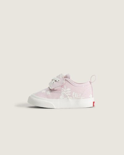 Nascido em Anaheim, Califórnia, em 1966, o Authentic é o estilo tradicional original da Vans. O Tênis Authentic Pale Petal Pink Infantil apresenta cabedal em couro com construção vulcanizada que oferece flexibilidade e suporte. Bico redondo e acabamento que reforça o conforto, com sola vulcanizada aderente e sensação acolchoada ao caminhar. Versão infantil que mantém o legado descontraído e essencial da marca