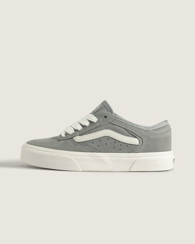 Os clássicos do skate: construídos extremamente resistentes por dentro para o skate! Celebrando o legado de 25 anos do Rowley, o tênis de skate original de Geoff Rowley, o Tênis Rowley Drizzle Marshmallow ecoa o legado histórico da Vans Skateboarding enquanto impulsiona a cultura do skate. Construídos com base na herança e redesenhados para o skate moderno, este tênis épico vulcanizado homenageia a lenda do skate que deixou a sua marca na próxima geração, ao mesmo tempo que oferecem mais daquilo que os skatistas de hoje precisam para impulsionar o estilo e a progressão.