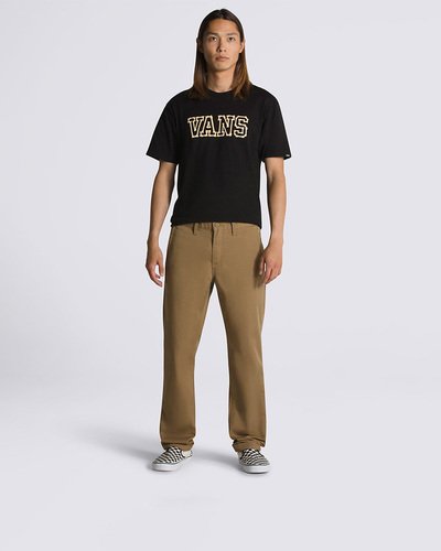 Ajuste, estilo e durabilidade. As Authentic Chino Slim Pants são versáteis calças chino desenvolvidas com estrutura macia aprimorada. A Calça Authentic Chino Slim Dirt apresenta bolsos frontais e um novo bolso para moedas no lado direito, bolsos embutidos traseiros com fechamento por botões e detalhes bordados Vans em "Drop V" para reforço.