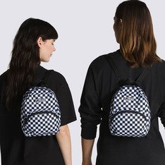 Uma mochila em tamanho compacto que carrega o DNA da Vans na essência. A Mochila Got This Mini Black-White Checkerboard traz dois compartimentos com fechos em zíper e alças ajustáveis, permitindo uso customizável. Traz aplicação de patch bordado com o lendário skate Vans “Off The Wall” com estampa icônica em checkerboard em preto e branco, trazendo um clima pronto para as ruas com um estilo retrô. Dimensões (AxLxP): 25 x 17 x 10 cm.