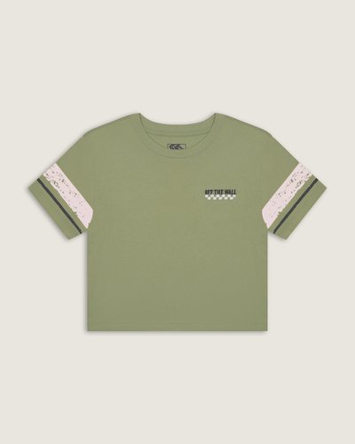 Camiseta Manga Curta Cropped Off The All Soft Sage apresenta construção em malha knit, com decote redondo e caimento solto. O modelo oferece toque macio e respirabilidade, combinando leveza e conforto. Detalhes marcantes incluem faixas com efeito desgastado nas mangas e pequeno logo 'OFF THE WALL' com assinatura checkerboard no peito, adicionando personalidade sem excesso.
