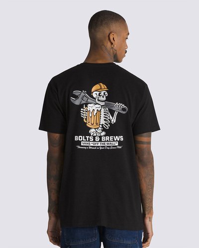 Arte e cultura de rua trazem referências icônicas para as peças clássicas da Vans. Confortável o bastante para usar todos os dias e em qualquer ocasião, a Camiseta Wrenched SS Black traz estampa clássica com o esqueleto de caveira segurando uma caneca de chopp em uma das mãos e na outra, uma chave de fenda, um ícone da Vans - com um toque descontraído - tanto na parte frontal na altura do peito, no lado esquerdo, quanto nas costas, ambas em silk à base d’água. Em algodão a camiseta de manga curta preta possui gola redonda e aplicação de etiqueta tecida Vans® na manga.